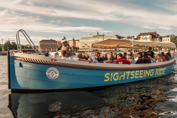 Boka en tur med en elektrisk båt i Stockholm