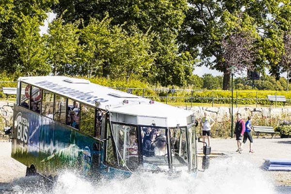 Boka en tur med amfibiebuss i Stockholm