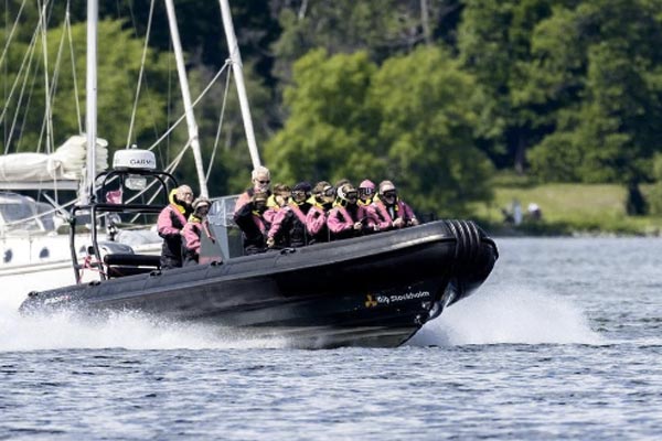 RIB båt ut i Stockholms skärgård under höstlovet