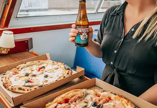 Njut av god pizza på en båttur i Stockholm